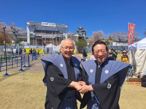 杉本基久雄牧之原市長と鈴木和夫白河市長が小峰城前で