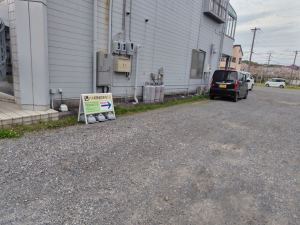 大沢公園バス停駐車場出入口案内