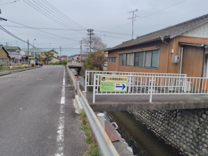 大沢公園バス停駐車場　徒歩出入口案内