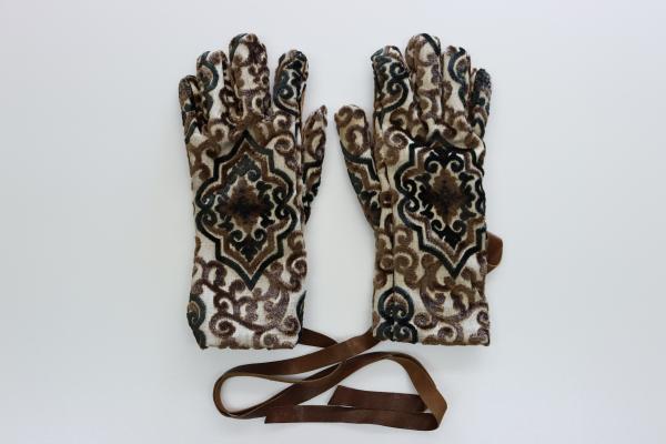 松平武元が意次に差し出す指部分に「シミ」がある手袋（第15回）