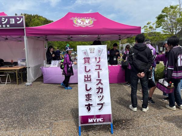 リユースカップ配布中の写真