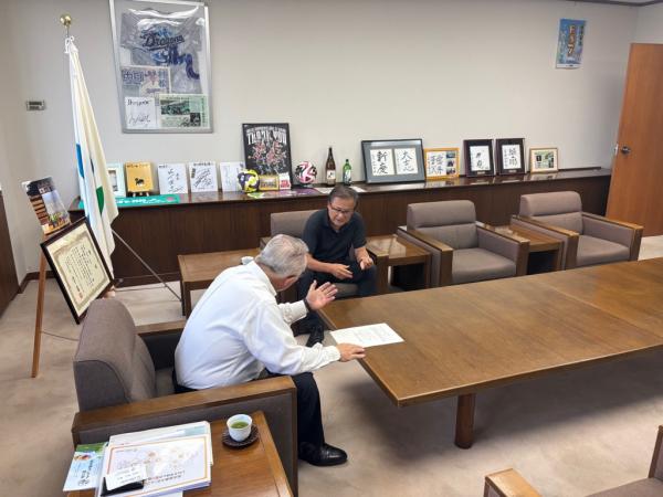 望月さんの表敬訪問の様子