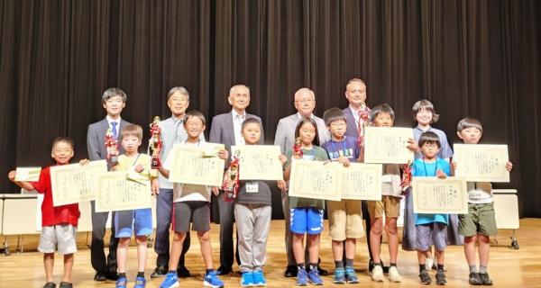 子ども将棋大会表彰式の集合写真