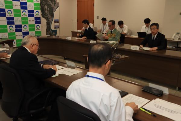 中部電力(株)の経営陣が謝罪と報告に来た様子