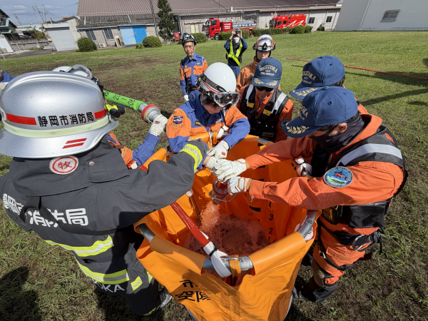 牧之原市消防団がバケットへ給水する様子