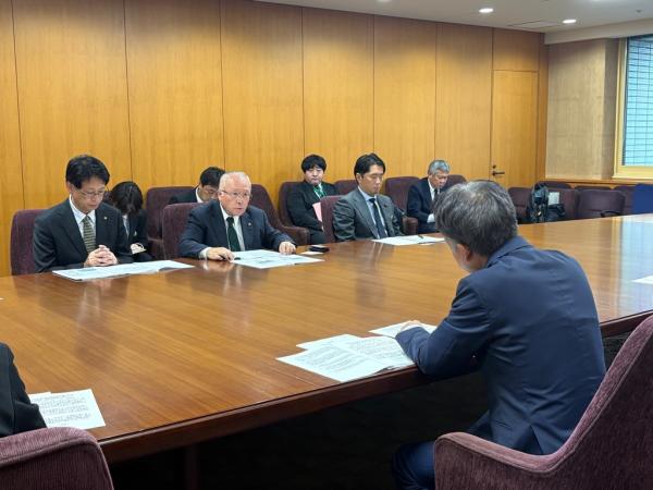 牧之原市長が内閣府に対し要請を行う様子