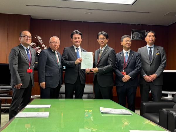 牧之原市長が国土交通省の井林大臣に要請する様子