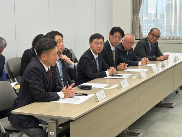 牧之原市長が経済産業省に要請を行う様子