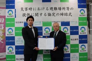 大豊株式会社の葉山取締役部長と牧之原市の杉本市長で協定書を交わす様子
