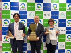 水野本選手と水野三喜選手と市長との集合写真