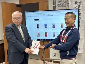 地域おこし協力隊のジョン・オオモリ氏が米国スポーツ関係者のメッセージを添えて義援金を贈呈しました