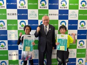 松下さんと伊藤さんと市長の集合写真