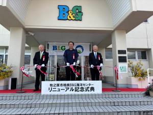 リニューアル記念式典のテープカットの様子