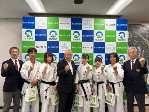 表敬訪問の集合写真